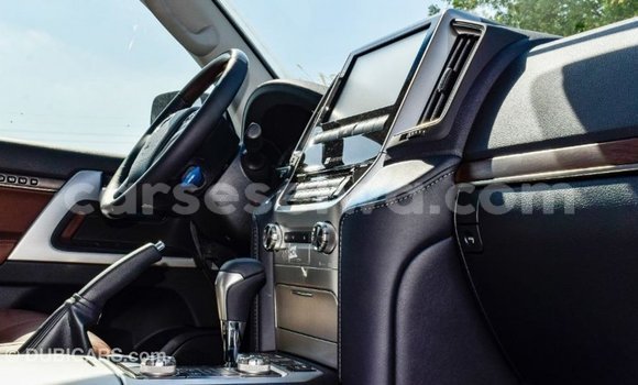 Acheter Import Voiture Toyota Land Cruiser Noir à Import - Dubai, East Mahé Acheter Import Voiture Toyota Land Cruiser Noir à Import - Dubai, East Mahé