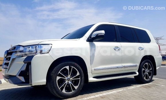 Acheter Import Voiture Toyota Land Cruiser Blanc à Import - Dubai, East Mahé Acheter Import Voiture Toyota Land Cruiser Blanc à Import - Dubai, East Mahé