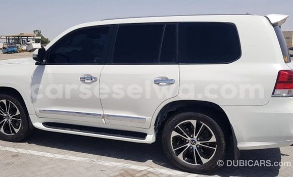 Acheter Import Voiture Toyota Land Cruiser Blanc à Import - Dubai, East Mahé Acheter Import Voiture Toyota Land Cruiser Blanc à Import - Dubai, East Mahé