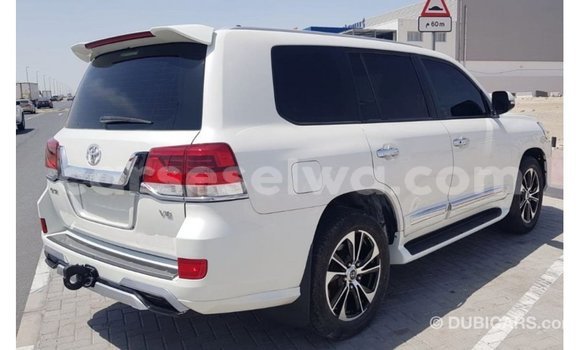 Acheter Import Voiture Toyota Land Cruiser Blanc à Import - Dubai, East Mahé Acheter Import Voiture Toyota Land Cruiser Blanc à Import - Dubai, East Mahé