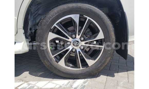 Acheter Import Voiture Toyota Land Cruiser Blanc à Import - Dubai, East Mahé Acheter Import Voiture Toyota Land Cruiser Blanc à Import - Dubai, East Mahé