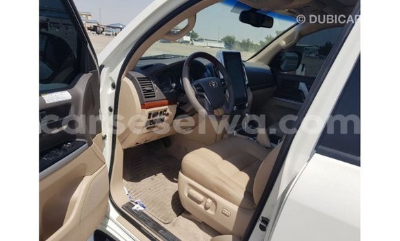 Acheter Import Voiture Toyota Land Cruiser Blanc à Import - Dubai, East Mahé Acheter Import Voiture Toyota Land Cruiser Blanc à Import - Dubai, East Mahé