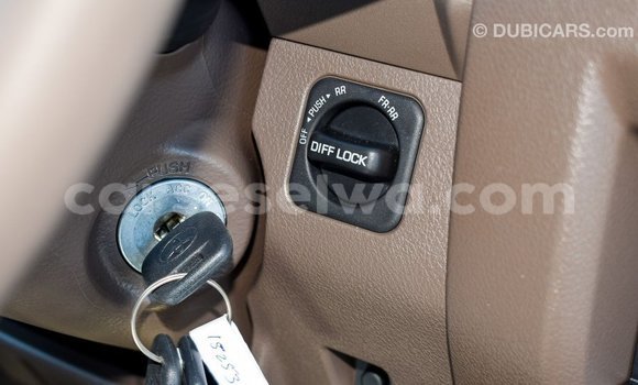 Acheter Import Voiture Toyota Land Cruiser Beige à Import - Dubai, East Mahé Acheter Import Voiture Toyota Land Cruiser Beige à Import - Dubai, East Mahé