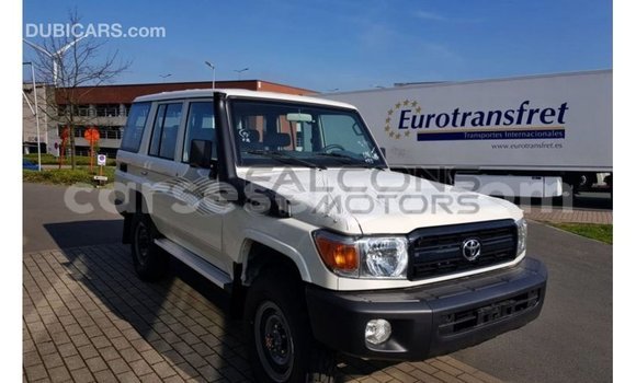Acheter Import Voiture Toyota Land Cruiser Blanc à Import - Dubai, East Mahé Acheter Import Voiture Toyota Land Cruiser Blanc à Import - Dubai, East Mahé