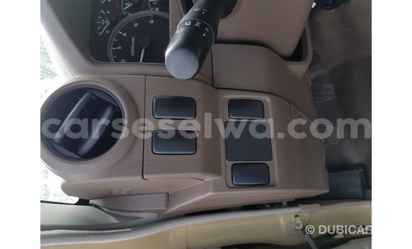 Acheter Import Voiture Toyota Land Cruiser Beige à Import - Dubai, East Mahé Acheter Import Voiture Toyota Land Cruiser Beige à Import - Dubai, East Mahé