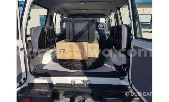 Acheter Import Voiture Toyota Land Cruiser Blanc à Import - Dubai, East Mahé Acheter Import Voiture Toyota Land Cruiser Blanc à Import - Dubai, East Mahé