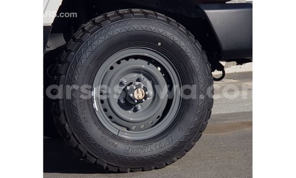 Acheter Import Voiture Toyota Land Cruiser Blanc à Import - Dubai, East Mahé Acheter Import Voiture Toyota Land Cruiser Blanc à Import - Dubai, East Mahé