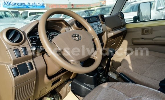 Acheter Import Voiture Toyota Land Cruiser Beige à Import - Dubai, East Mahé Acheter Import Voiture Toyota Land Cruiser Beige à Import - Dubai, East Mahé