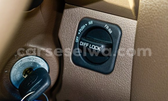 Acheter Import Voiture Toyota Land Cruiser Beige à Import - Dubai, East Mahé Acheter Import Voiture Toyota Land Cruiser Beige à Import - Dubai, East Mahé