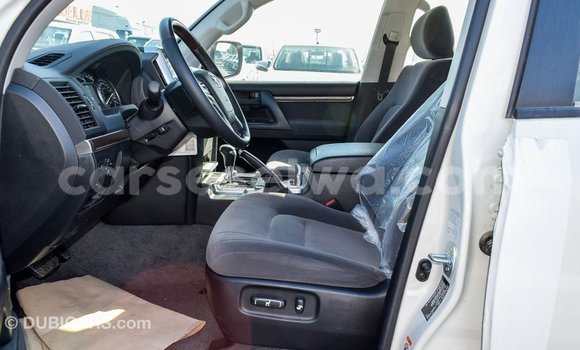 Acheter Import Voiture Toyota Land Cruiser Blanc à Import - Dubai, East Mahé Acheter Import Voiture Toyota Land Cruiser Blanc à Import - Dubai, East Mahé