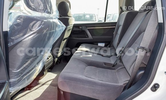 Acheter Import Voiture Toyota Land Cruiser Blanc à Import - Dubai, East Mahé Acheter Import Voiture Toyota Land Cruiser Blanc à Import - Dubai, East Mahé