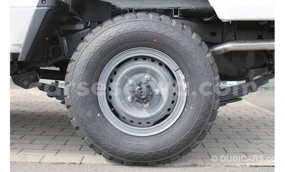 Acheter Import Voiture Toyota Land Cruiser Blanc à Import - Dubai, East Mahé Acheter Import Voiture Toyota Land Cruiser Blanc à Import - Dubai, East Mahé