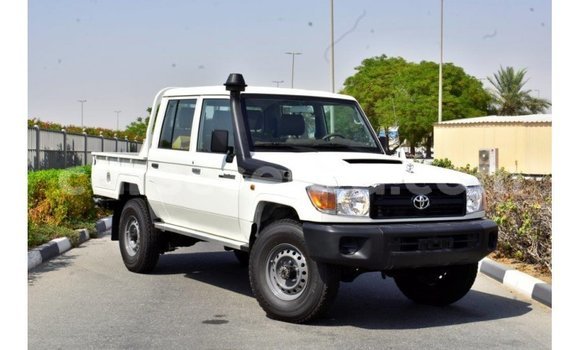 Acheter Import Voiture Toyota Land Cruiser Blanc à Import - Dubai, East Mahé Acheter Import Voiture Toyota Land Cruiser Blanc à Import - Dubai, East Mahé