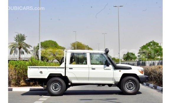 Acheter Import Voiture Toyota Land Cruiser Blanc à Import - Dubai, East Mahé Acheter Import Voiture Toyota Land Cruiser Blanc à Import - Dubai, East Mahé
