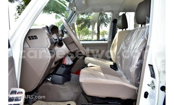 Acheter Import Voiture Toyota Land Cruiser Blanc à Import - Dubai, East Mahé Acheter Import Voiture Toyota Land Cruiser Blanc à Import - Dubai, East Mahé