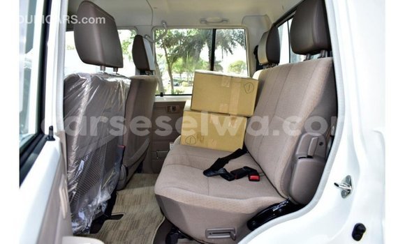 Acheter Import Voiture Toyota Land Cruiser Blanc à Import - Dubai, East Mahé Acheter Import Voiture Toyota Land Cruiser Blanc à Import - Dubai, East Mahé