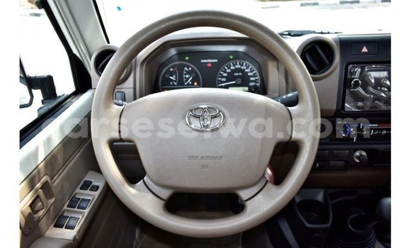 Acheter Import Voiture Toyota Land Cruiser Blanc à Import - Dubai, East Mahé Acheter Import Voiture Toyota Land Cruiser Blanc à Import - Dubai, East Mahé