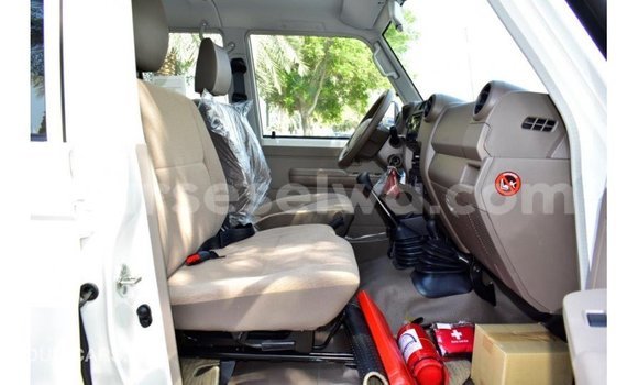 Acheter Import Voiture Toyota Land Cruiser Blanc à Import - Dubai, East Mahé Acheter Import Voiture Toyota Land Cruiser Blanc à Import - Dubai, East Mahé