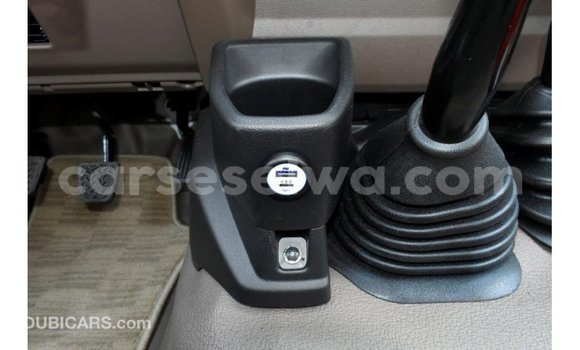 Acheter Import Voiture Toyota Land Cruiser Blanc à Import - Dubai, East Mahé Acheter Import Voiture Toyota Land Cruiser Blanc à Import - Dubai, East Mahé