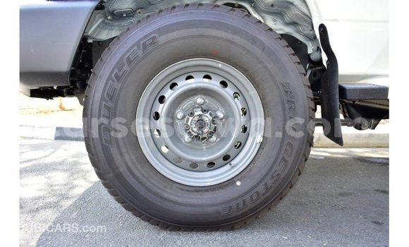 Acheter Import Voiture Toyota Land Cruiser Blanc à Import - Dubai, East Mahé Acheter Import Voiture Toyota Land Cruiser Blanc à Import - Dubai, East Mahé
