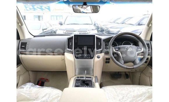 Buy Import Toyota Land Cruiser White Car in Import - Dubai in East Mahé Buy Import Toyota Land Cruiser White Car in Import - Dubai in East Mahé