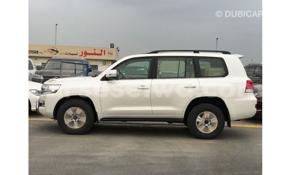 Buy Import Toyota Land Cruiser White Car in Import - Dubai in East Mahé Buy Import Toyota Land Cruiser White Car in Import - Dubai in East Mahé