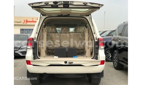 Buy Import Toyota Land Cruiser White Car in Import - Dubai in East Mahé Buy Import Toyota Land Cruiser White Car in Import - Dubai in East Mahé