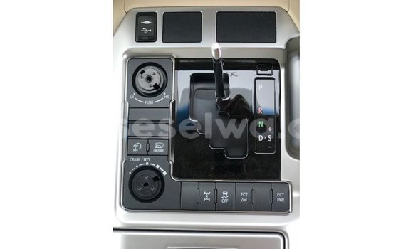 Buy Import Toyota Land Cruiser White Car in Import - Dubai in East Mahé Buy Import Toyota Land Cruiser White Car in Import - Dubai in East Mahé