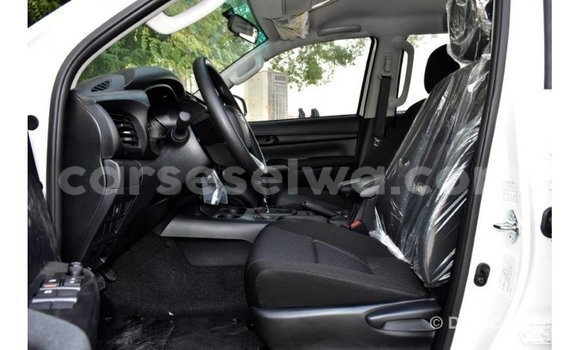 Acheter Import Voiture Toyota Hilux Blanc à Import - Dubai, East Mahé Acheter Import Voiture Toyota Hilux Blanc à Import - Dubai, East Mahé
