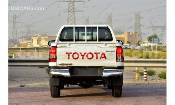 Acheter Import Voiture Toyota Hilux Blanc à Import - Dubai, East Mahé Acheter Import Voiture Toyota Hilux Blanc à Import - Dubai, East Mahé