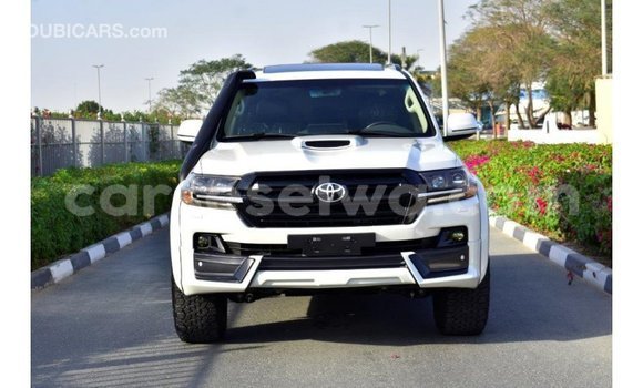 Acheter Import Voiture Toyota Land Cruiser Blanc à Import - Dubai, East Mahé Acheter Import Voiture Toyota Land Cruiser Blanc à Import - Dubai, East Mahé