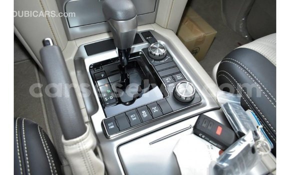 Acheter Import Voiture Toyota Land Cruiser Blanc à Import - Dubai, East Mahé Acheter Import Voiture Toyota Land Cruiser Blanc à Import - Dubai, East Mahé