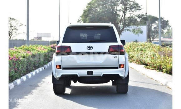 Acheter Import Voiture Toyota Land Cruiser Blanc à Import - Dubai, East Mahé Acheter Import Voiture Toyota Land Cruiser Blanc à Import - Dubai, East Mahé