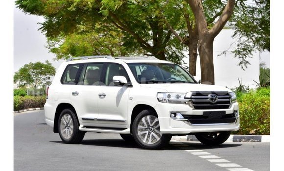 Acheter Import Voiture Toyota Land Cruiser Blanc à Import - Dubai, East Mahé Acheter Import Voiture Toyota Land Cruiser Blanc à Import - Dubai, East Mahé