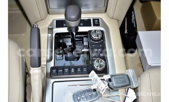 Acheter Import Voiture Toyota Land Cruiser Blanc à Import - Dubai, East Mahé Acheter Import Voiture Toyota Land Cruiser Blanc à Import - Dubai, East Mahé