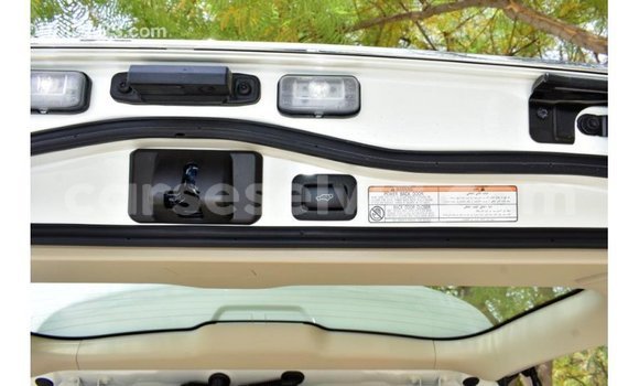Acheter Import Voiture Toyota Land Cruiser Blanc à Import - Dubai, East Mahé Acheter Import Voiture Toyota Land Cruiser Blanc à Import - Dubai, East Mahé