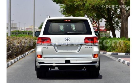 Acheter Import Voiture Toyota Land Cruiser Blanc à Import - Dubai, East Mahé Acheter Import Voiture Toyota Land Cruiser Blanc à Import - Dubai, East Mahé