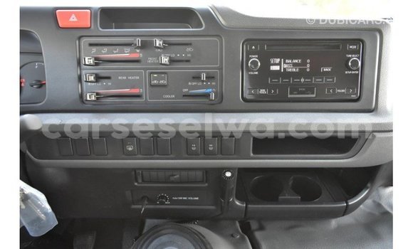 Acheter Import Voiture Toyota Coaster Blanc à Import - Dubai, East Mahé Acheter Import Voiture Toyota Coaster Blanc à Import - Dubai, East Mahé