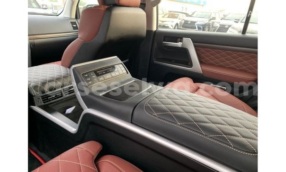 Acheter Import Voiture Toyota Land Cruiser Noir à Import - Dubai, East Mahé Acheter Import Voiture Toyota Land Cruiser Noir à Import - Dubai, East Mahé