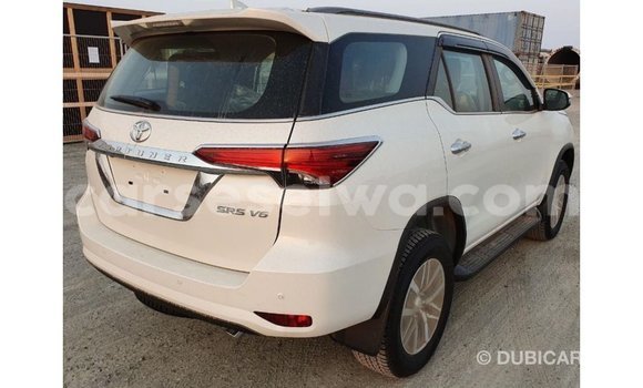 Acheter Import Voiture Toyota Fortuner Blanc à Import - Dubai, East Mahé Acheter Import Voiture Toyota Fortuner Blanc à Import - Dubai, East Mahé