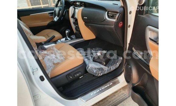Acheter Import Voiture Toyota Fortuner Blanc à Import - Dubai, East Mahé Acheter Import Voiture Toyota Fortuner Blanc à Import - Dubai, East Mahé