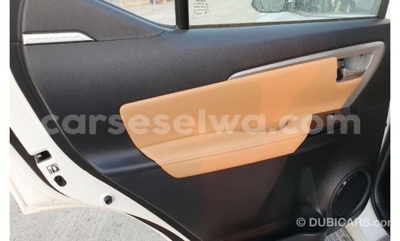 Acheter Import Voiture Toyota Fortuner Blanc à Import - Dubai, East Mahé Acheter Import Voiture Toyota Fortuner Blanc à Import - Dubai, East Mahé