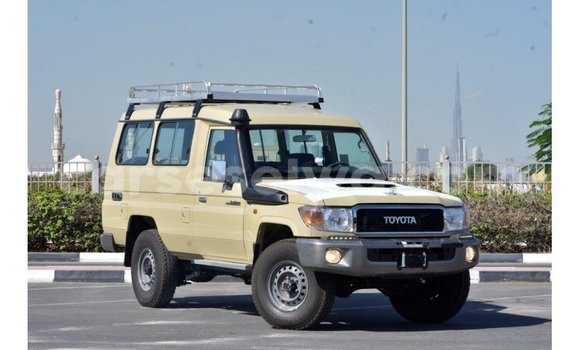 Acheter Import Voiture Toyota Land Cruiser Beige à Import - Dubai, East Mahé Acheter Import Voiture Toyota Land Cruiser Beige à Import - Dubai, East Mahé