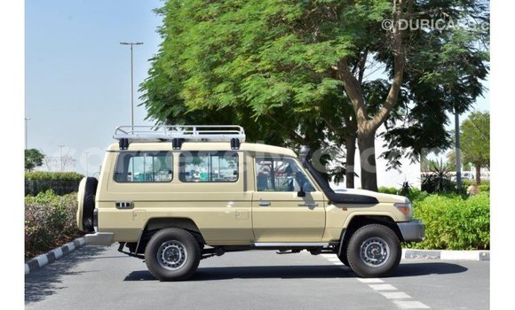 Acheter Import Voiture Toyota Land Cruiser Beige à Import - Dubai, East Mahé Acheter Import Voiture Toyota Land Cruiser Beige à Import - Dubai, East Mahé
