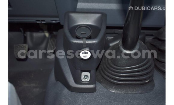 Acheter Import Voiture Toyota Land Cruiser Beige à Import - Dubai, East Mahé Acheter Import Voiture Toyota Land Cruiser Beige à Import - Dubai, East Mahé