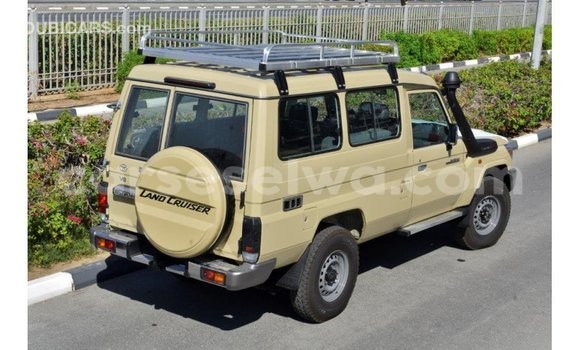Acheter Import Voiture Toyota Land Cruiser Beige à Import - Dubai, East Mahé Acheter Import Voiture Toyota Land Cruiser Beige à Import - Dubai, East Mahé