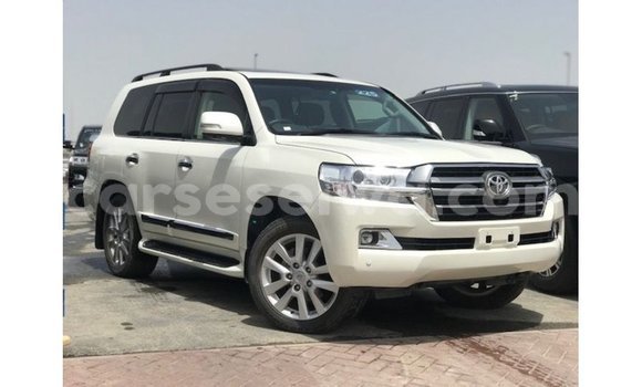 Acheter Import Voiture Toyota Land Cruiser Blanc à Import - Dubai, East Mahé Acheter Import Voiture Toyota Land Cruiser Blanc à Import - Dubai, East Mahé