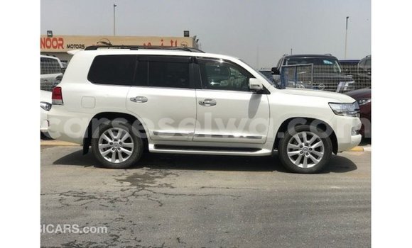 Acheter Import Voiture Toyota Land Cruiser Blanc à Import - Dubai, East Mahé Acheter Import Voiture Toyota Land Cruiser Blanc à Import - Dubai, East Mahé