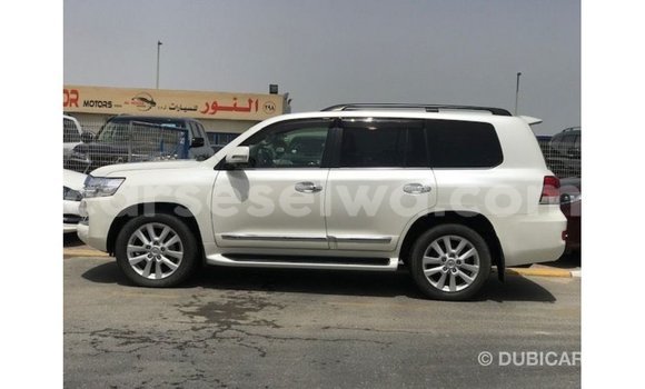 Acheter Import Voiture Toyota Land Cruiser Blanc à Import - Dubai, East Mahé Acheter Import Voiture Toyota Land Cruiser Blanc à Import - Dubai, East Mahé