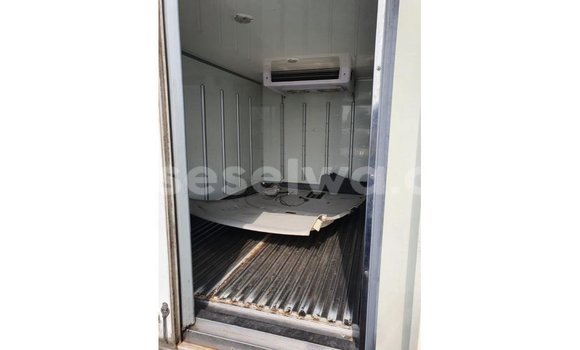 Acheter Import Voiture Kia Carens Blanc à Import - Dubai, East Mahé Acheter Import Voiture Kia Carens Blanc à Import - Dubai, East Mahé